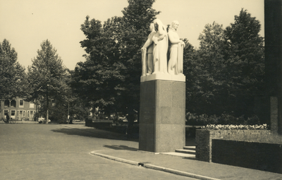 404834 Gezicht op het gedenkteken voor oorlogsslachtoffers onder het personeel van N.S. in het Moreelsepark te Utrecht.